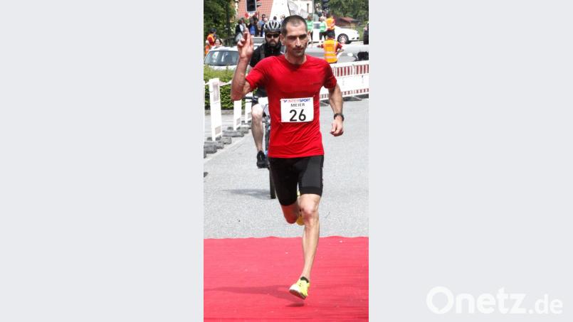 Schlussläufer Joachim Rückerl brachte für die Bereitschaftspolizei Nabburg den Sieg sich nach Hause. Bild: Hirsch