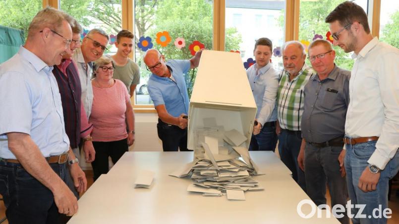 Um 18 Uhr schlossen die Wahllokale und begann – so wie hier in Wackersdorf – nach dem Ausschütten der Urnen das Auszählen. Bild: Götz