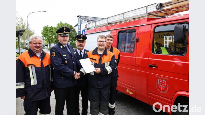 Michael Schöner (Zweiter von rechts) erhielt den 150. Feuerwehrführerschein im Landkreis. Dazu gratulierten Ausbilder Karl-Heinz Pielhöfer, Kreisbrandinspektor Martin Schmidt, Kreisbrandrat Fredi Weiß (von links) und der Kommandant der Feuerwehr Holnstein-Mittelreinbach, Markus Guttenberger (rechts). Bild: egl