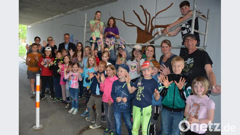 Die Pfadfinder Tirschenreuth haben im Rahmen der BDKJ-Aktion „72 Stunden lang Gutes tun“ den Fahrrad- und Fußgängertunnel beim FSV Tirschenreuth zunächst gereinigt und saniert, dann neu gestrichen und mit herrlichen neuen Pfadfindermotiven bemalt. Mit dabei waren dreißig Kinder und Jugendliche, angeleitet wurden sie von Kuration Sabine Schiml (hinten 2. von links) und Rover-Leiter Alois Schmidkonz (rechts). Bürgermeister Franz Stahl, (rechts neben Frau Schiml) überbrachte den Pfadfindern den Dank der Stadt. Stahl zeigte sich vom Geschaffenen begeistert. Bild: jr