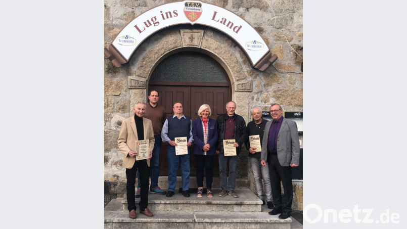 Vorsitzender Thomas Reichenberger (rechts) dankt Ehrenmitglied Karl Heinz Glaser, Andreas Bauer, Christian Markhof, Bettina Pickert, Edgar Kolb und Rudolf Bauer mit Urkunden. Bild: gis