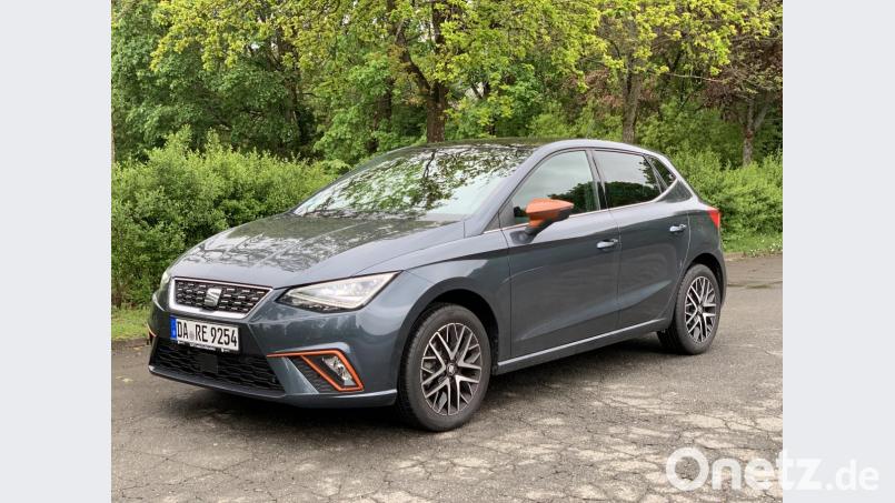 Ein markantes Merkmal des Seat Ibiza Beats sind die Außenspiegel in der Farbe Eclipse Orange, die sich auch an den Nebelscheinwerfern wiederfindet. Bild: Michael Ascherl
