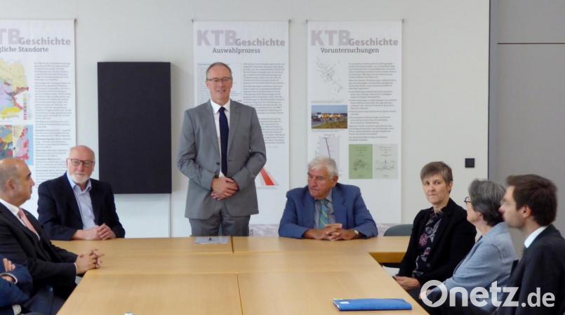 Frank Holzförster erläutert die Geschichte des KTB anhand der Textfahnen. Bild: fsb