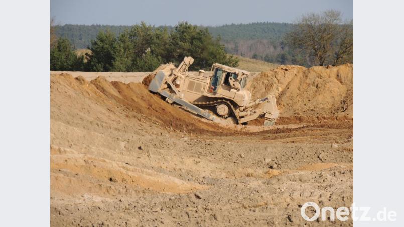 Ein Bulldozer schüttet während einer Übung in Grafenwöhr (Kreis Neustadt/WN) einen Erdwall auf. Die taktischen Fahrzeuge werden von den Soldaten selbst gewartet, die Maschinen der US-Garnison in deren Werkstätten. Nun prüft die US-Armee, ob es dafür private Anbieter gibt. Bild:  Capt. Malcolm Rios (3rd ABCT, 4th ID)/US-Armee