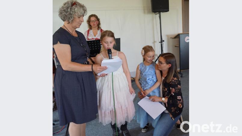 Marion Dietz mit Tochter Fabienne und Kinder der Garde überraschten die Gäste mit Liedern und Gedichten. Bild: weu