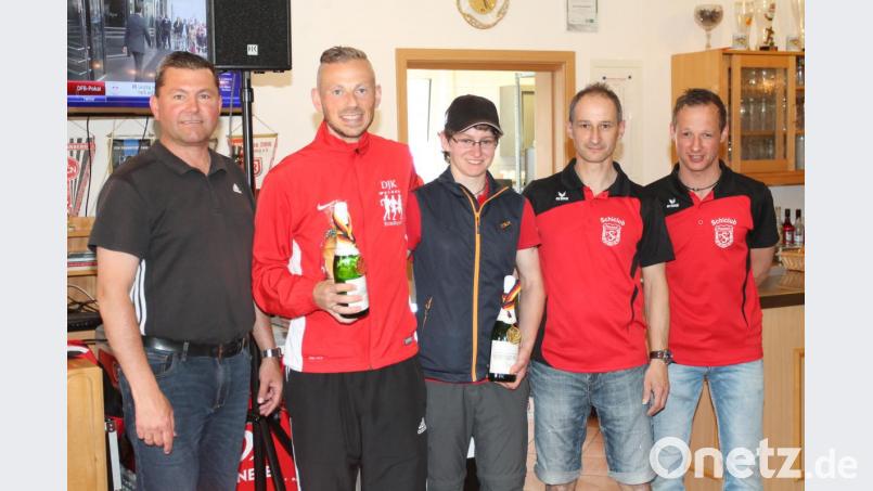 Bürgermeister Rainer Rewitzer (links) Alexander Schön und Christian Enslein (von rechts) gratulieren den Schnellten Kerstin Schmidt und Alexander Hecht. Bild: pi