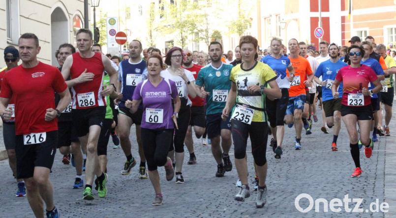 140 Startläufer machten sich am Samstag um 8 Uhr vom Rathausplatz Burglengenfeld aus auf den Weg zur Wechselstation in Münchshofen. Bild: Hirsch