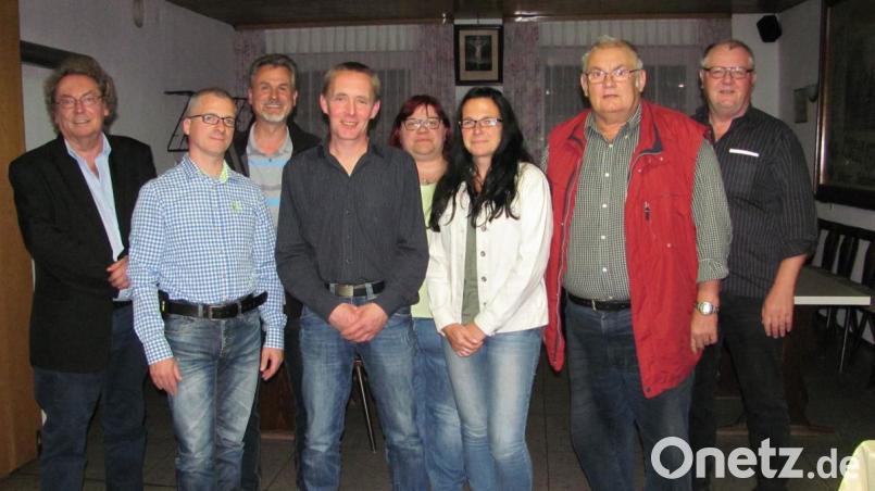 Friedrich Janner (Vierter von links) führt weiter die Freien Wähler Mantel mit neuem Stellvertreter Werner Paulus (Zweiter von rechts). Das Schriftliche hält Gabi Paulus (Dritte von rechts) fest, die Kasse bleibt in den Händen von Anita Günther (Vierte von rechts). Bild: sei
