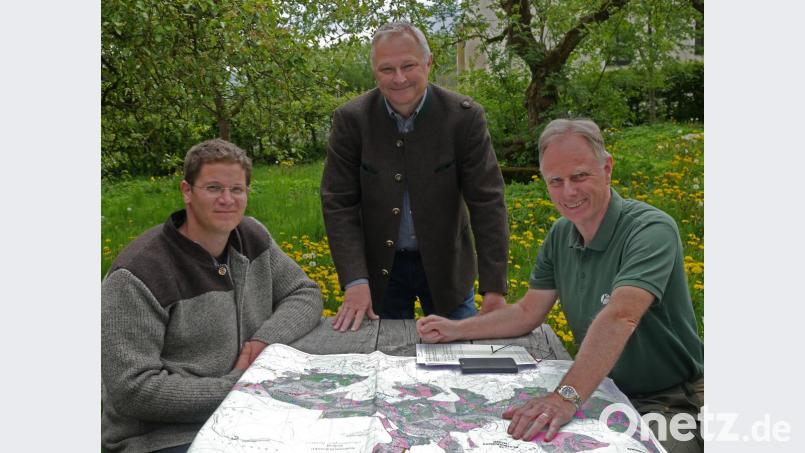 Ab 1. Juni leitet Gregor Janus (links) das Forstrevier Griesbach. Er folgt Hermann Köpf (rechts) nach, der hier 38 Jahre der Chef war. Forstbetriebsleiter Norbert Zintl (Mitte) informierte sich über die Ergebnisse der gemeinsamen Begehungen der beiden Förster. Bild: tr