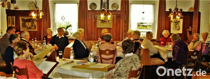 Rosi Zwack, die Leiterin des Kohlberger BRK-Seniorenclubs bot ihren Besuchern beim Maifest einen harmonischen Nachmittag. Für den musikalischen Teil sorgte die Veeh-Harfengruppe. Bild: jml