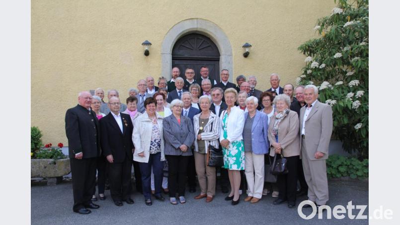 Seit 1983 haben sich die „Schneebergfreunde“ jedes Jahr getroffen und damit ihre Freundschaft mit Leben erfüllt. Hier das obligatorische Erinnerungsfoto nach dem Sonntagsgottesdienst. Die Treffen werden von Manfred Schwander (links) organisiert. Bild: frd