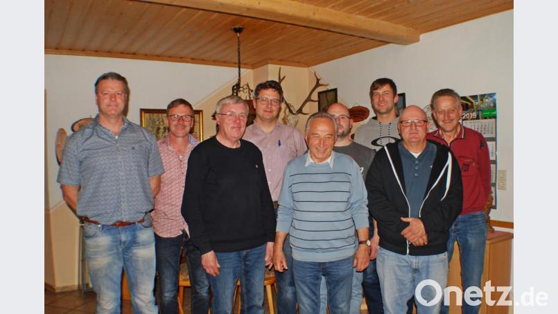 Bei den Neuwahlen des Wasserbeschaffungsverbandes Ernestgrün (von links): Rainer Ott (Kassenprüfer), Oswald Weig (stellvertretender Vorstand), Hubert Dietl (Kassenprüfer), Hans-Jürgen Maischl (Vorsitzender), Alfons Stingl (scheidender Vorstand), Christian Ulrich (Schriftführer), Kevin Führlich (Kassier) sowie Wolfgang Zant und Hermann Fischer (Wasserwarte) Bild: enz