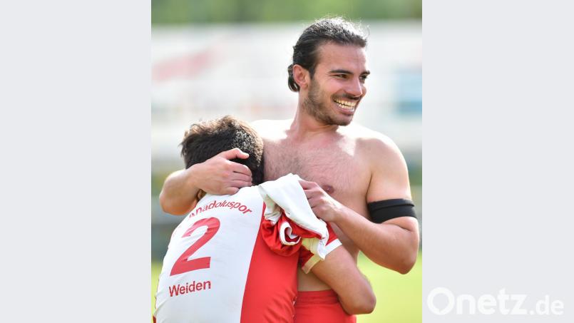 Burak Akkaya (rechts) jubelt, nachdem er mit seinem Elfmeter den SV Anadoluspor zum Sieg über den TSV Pressath verholfen hatte. Bild: A. Schwarzmeier