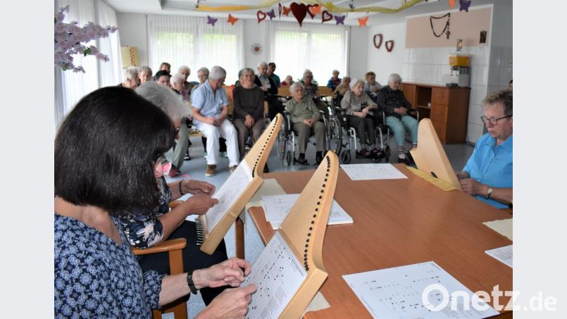 Mitsingen heißt es bei der Veeh-Harfengruppe, als sie den Bewohnern des Sebastiansheims Volkslieder vorspielen. Bild: rgr