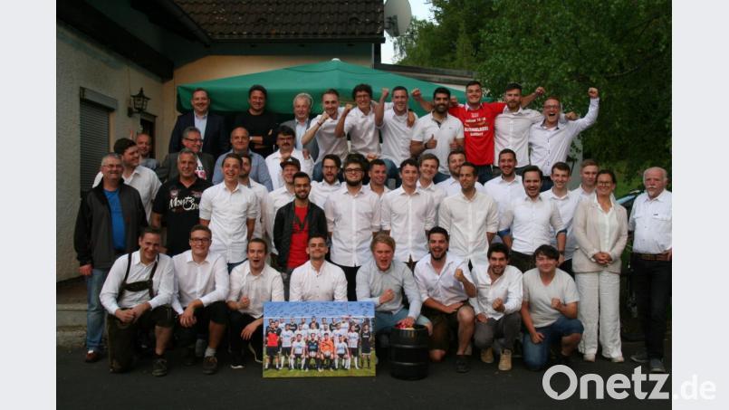 Die Meisterschaft in der Kreisklasse und die Vizemeisterschaft in der A-Klasse feierten die Fußballer des TSV Waldershof ausgelassen im Sportheim. Mit dabei waren Bürgermeisterin Friederike Sonnemann und zahlreiche Funktionäre und Stadträte. Bild: fpoz