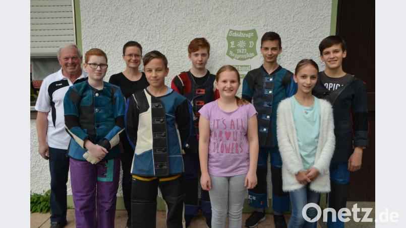 "Edelweiß"-Schützenmeister Johann Gösl (links) und Trainerin Michaela Haubner (Dritte von links) gratulierten den erfolgreichen Nachwuchsschützen, die sich innerhalb kürzester Zeit an die Spitze der A-Klasse setzten und damit ihre erste Meisterschaft einfuhren. Bild: dob