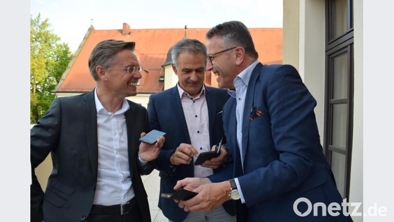 CSU-Kreisvorsitzender Tobias Reiß, CSU-Landratskandidat Roland Grillmeier und Bürgermeister Franz Stahl gratulieren Christian Doleschal übers Telefon zu seinem Einzug ins Europa-Parlament. Bild: szl