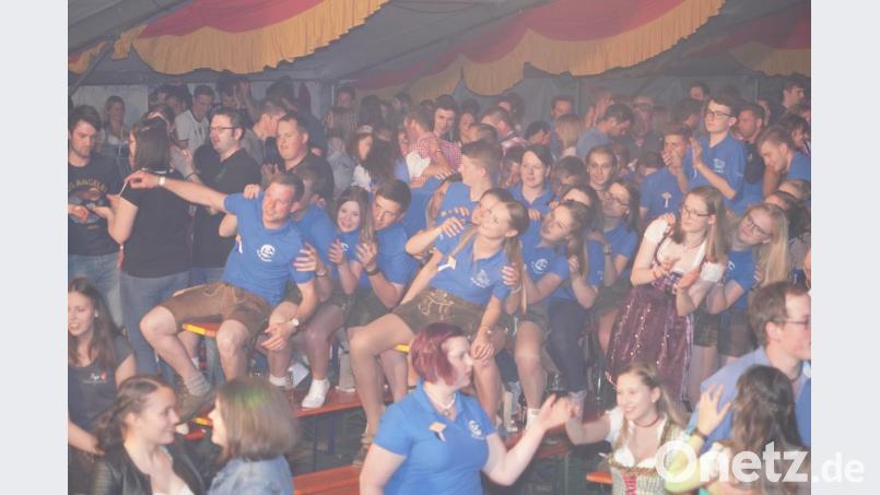 Am Samstagabend steht die Gruppe Hoaß im Mittelpunkt. Das junge Partyvolk genießt die ausge Bild: fvo