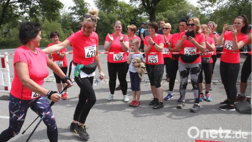 Die Mitglieder des Gymnastikclubs Schmiidgaden begrüßten ihre Schluss-Walkerin mit Beifall und begleiteten sie ins Ziel. Bild: Hirsch