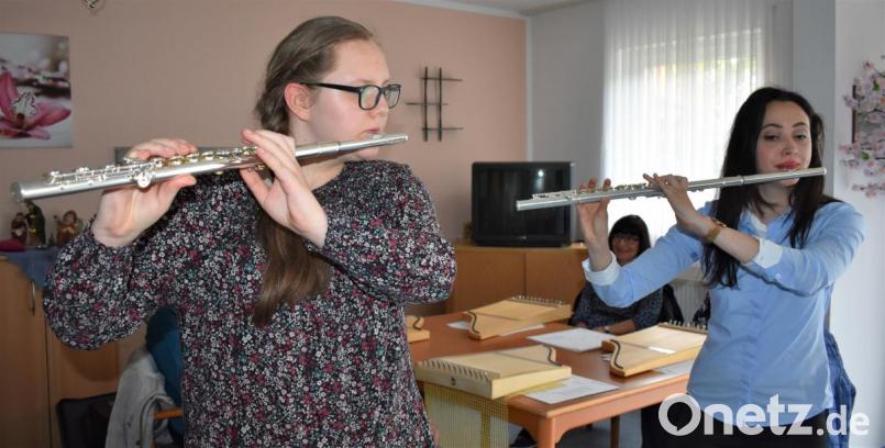 Julia Koschin (von links) und Tatjana Walter spielen auf der Querflöte. Bild: rgr