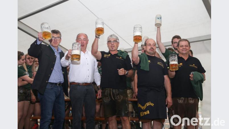 Bürgermeister Roland Strehl (Zweiter von links) zapfte mit einem Schlag das erste Fass Bier auf der Kümmersbrucker Kirwa an. Mit dabei waren (von links) Bräu Anton Bruckmüller,Kirwa-Chef Dieter Streber, Michael Laßen und Peter Karzmarczyk. Bild: egl
