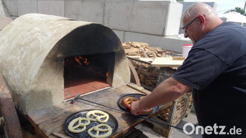 Die frischen Brezen aus dem Holzbackofen waren begehrt, Bild: hka