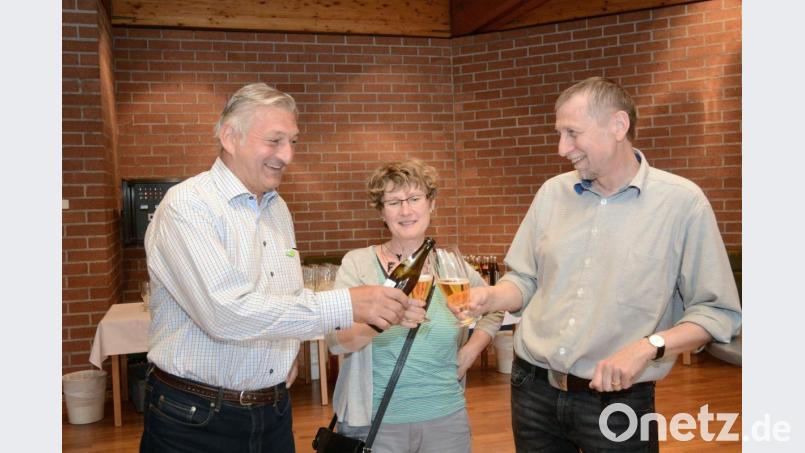 Prost auf ein sensationelles Ergebnis für die Grünen bei der Europawahl 2019. Im Weidener Rathaus stoßen Karl Bärnklau, Gisela und Stefan Helgath (von links) an. Bild: Gabi Schönberger