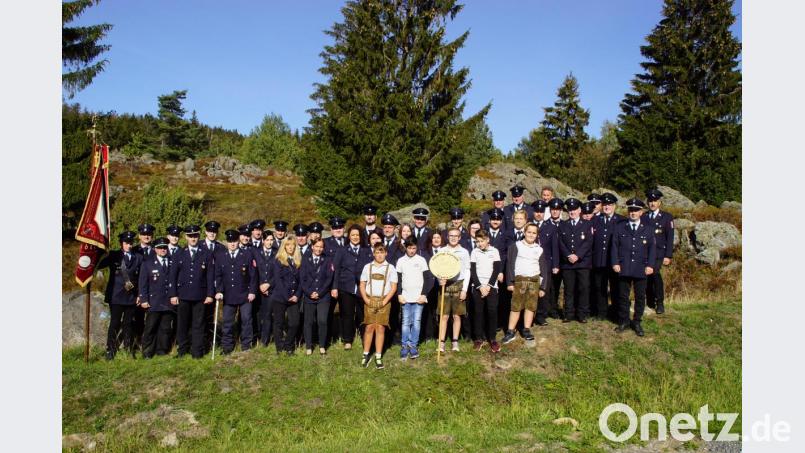 Gruppenbild mit Angehörigen der Feuerwehr Stadlern, die über die Pfingstfeiertage ihr 150-jähriges Bestehen feiert. Bild: mmj