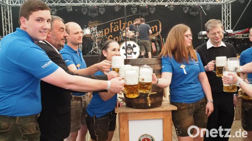 Das Anzapfen am Freitag (von links) mit Festleiter Felix Griesbach, Bürgermeister Josef Beimler, Festleiter Johannes Menner, KLJB-Vorsitzende Hannah-Sophia Hornstein, Festleiterin Franziska Wittmann und Ehrenschirmherr Pfarrer Norbert Götz Bild: fvo