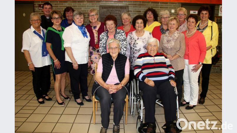 Margarete Oppl ist seit 40 Jahren und Hilde Konz (von links) seit 50 Jahren Mitglied beim Frauenbund. Pfarrer Maximilian Roeb und das Vorsitzenden-Duo Brigitte Weig (links) und Gabi Bächer (Fünfte von links) ehrten zudem viele weitere, langjährige Mitglieder. Bild: wro