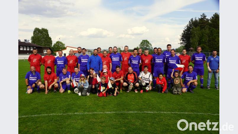 Die beiden Mannschaften zusammen mit Ilona Weichs vorne in der Mitte und kleinen tschechischen Fans mit Fähnchen. Bild: bkr