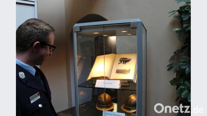 Eines der wertvollsten, wenn nicht das wertvollste Ausstellungsstück ist die historische Chronik der Freiwilligen Feuerwehr Neustadt an der Waldnaab. Bild: dse