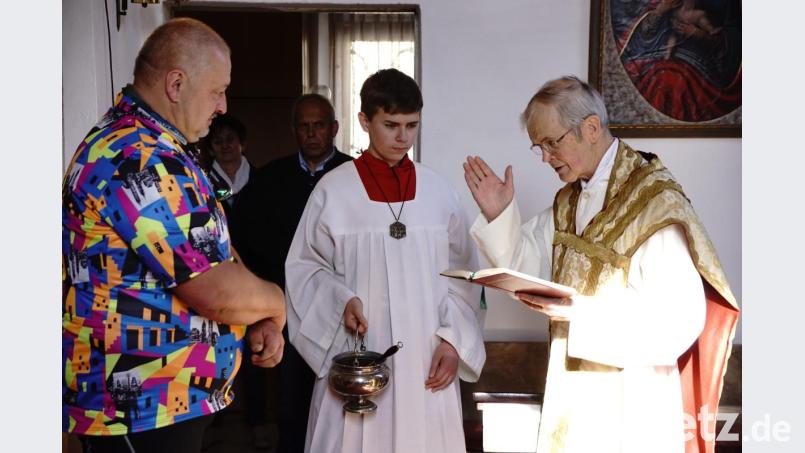 Pfarrer Hans Riedl gibt Günther Kuhbandner eine gesegnete Pilgermedaille mit auf den Weg. Bild: bkr