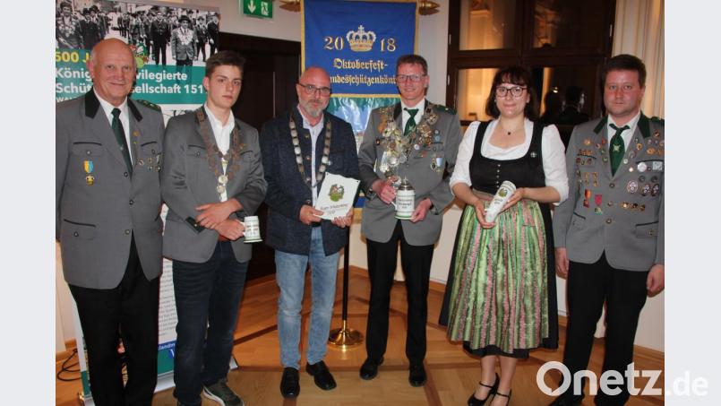Die neuen Schützenkönige der Königlich-privilegierten Schützengesellschaft Waldsassen: Von links Schützenmeister Alfred Koch, Erik Dobler, Robert Gruber, Christian Koch, Schützenliesl Natalie Ries und stellvertretender Schützenmeister Jürgen Hecht. Bild: kro