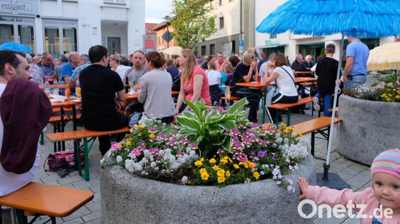 Außerordentlich gut besucht war der Platz am Kreuz von Jung und Alt bis in die späten Abendstunden hinein. Bild: mab