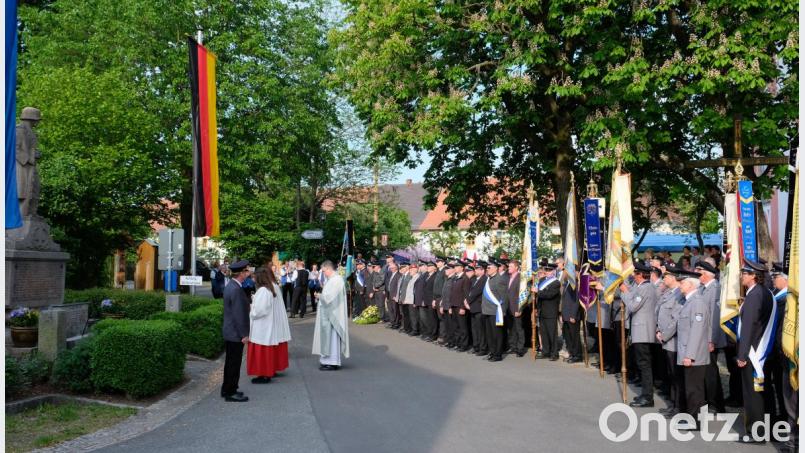 Ein weiß-blauer Himmel wölbt sich über das Klosterdorf, als die Krieger- und Soldatenkameradschaft mit Ortspfarrer Pater Adrian Kugler und vielen Gästen vor dem Kriegerehrenmal der Opfer von Krieg und Gewalt gedenkt. Bild: do