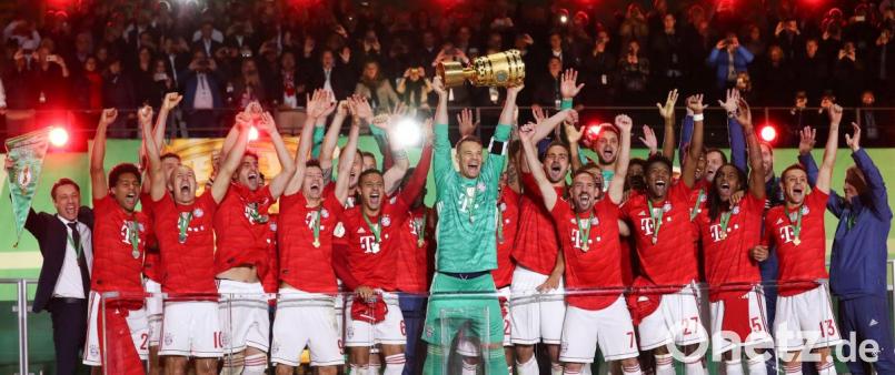 Die Bayern bejubeln den Sieg im DFB-Pokal Bild: agentur_dpa