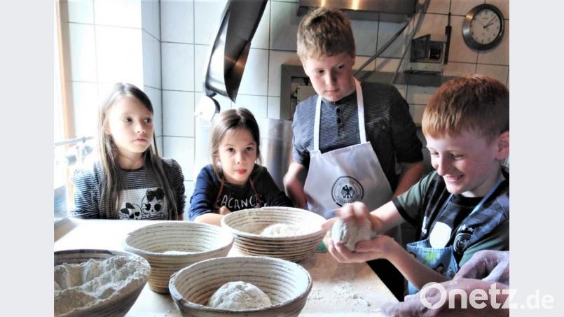 Fabienne Zoschke (von links), Lilli Hörl, Luis Ernstberger und Tim Arnold haben viel Spaß beim Brot backen. Bild: rgr