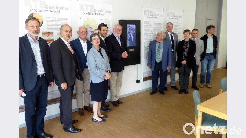 Vor den Textfahnen und der Medienstation freuen sich (von links) Andreas Peterek, Josef Pflaum, Claus Chur, Christina von Seckendorff, Stephan Oetzinger, Georg Stahl, Gert Wölfl, Frank Holzförster, Ines Sänger, Karlheinz Budnik und Florian Heidelbach Bild: fsb
