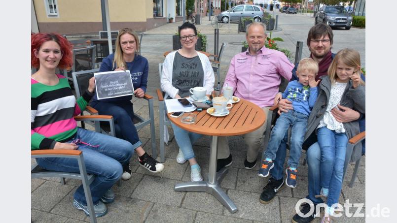 Die Elternbeiräte aus den Grundschulen Tirschenreuth, Mitterteich und Wiesau unterstützen die Petition der Grundschule Mähring. Bei einem Pressegespräch stellten sie sich hinter die Forderungen, da alle Grundschulen des Landkreises betroffen seien. Mit dabei waren (von links) Nicole König, Barbara Stolz (beide Mitterteich), Martina Würl (Tirschenreuth), Bernhard Rosner (Wiesau) und Michael Kircher (Mitterteich). Bild: jr