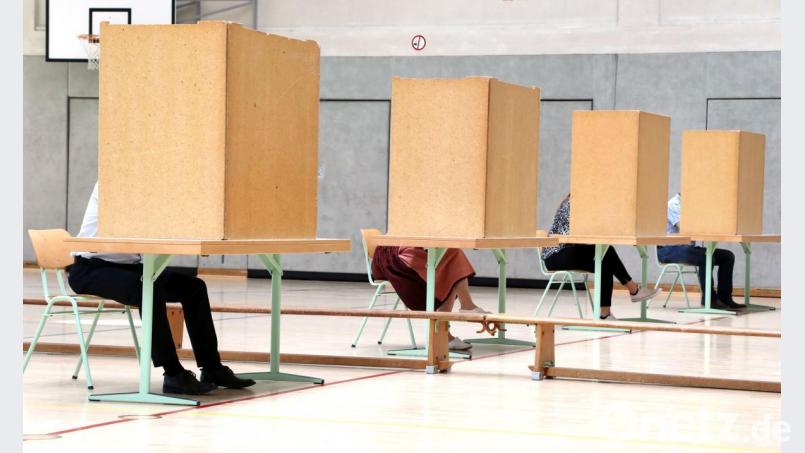 Deutlich höher als vor fünf Jahren fiel die Wahlbeteiligung aus. So kam es durchaus vor, dass – so wie hier in der Pfreimder Schulturnhalle – zwischendurch mal alle vorbereiteten Plätze mit Wählern belegt waren. Bild: Götz