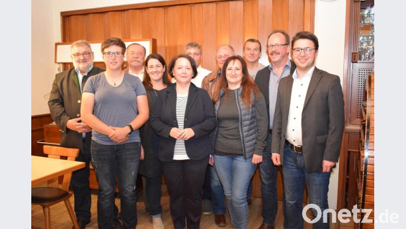 In den nächsten Jahren leitet Lisa &#039;Wilhelm (vorne Zweite von links) als Vorsitzende den SPD-Ortsverein Nabburg. Zur Wahl gratulierte Kreisvorsitzender Peter Wein (rechts). Weitere Vorstandsmitglieder sind von links Bürgermeister Armin Schärtl, Kristina Riß, Sepp Götz, Marion Schärtl, Karl Sebald, Peter Haas,Rita Holzgartner, Mike Riß, Sepp Weber. Bild: bnr