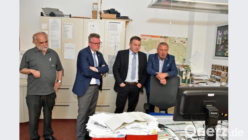 Erste Bewertung des Wahlergebnisses am PC in der SRZ-Redaktion mit (von links) Wolfgang Berndt (Linke), Bürgermeister Michael Göth (SPD), Stefan Morgenschweis (CSU) und Achim Bender (SPD). Bild: Andreas Royer