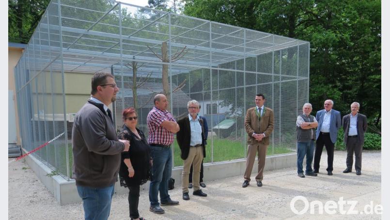 Geschäftsführer Stefan Jahreiß (links) führte die Besucher durch die neue Vollieren-Anlage im Tier- und Freizeitpark Höllohe. Bild: Hirsch