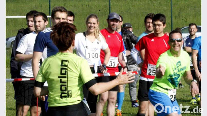 Mit Abklatschen schickten die Läufer den Mannschaftskameraden auf die nächste Etappe. Bild: Hirsch