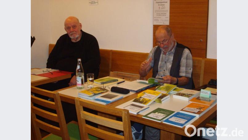 Friedrich Brandl (rechts) war zur Lesung zum Literarischen Arbeitskreis nach Mitterteich gekommen. Bild: wmr