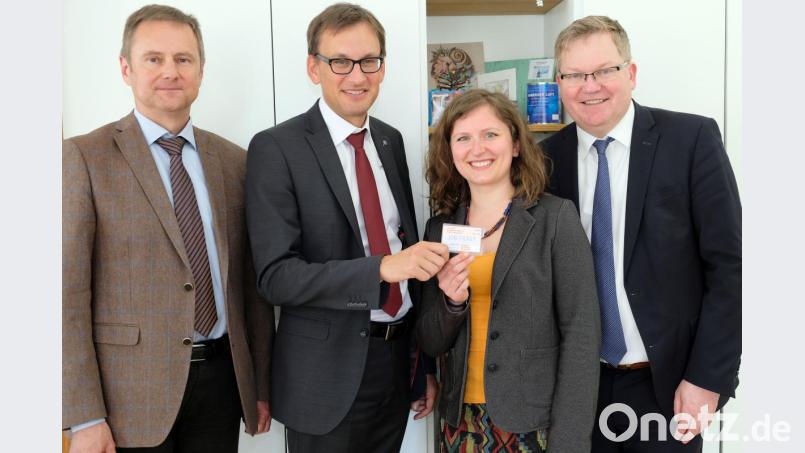 Umweltreferent Bernhard Mitko (links) und OB Michael Cerny (rechts) freuen sich, dass die ersten städtischen Mitarbeiter das neue Jobticket-Angebot nutzen: Jens Wein und Corinna Loewert. Bild: Susanne Schwab, Stadt Amberg