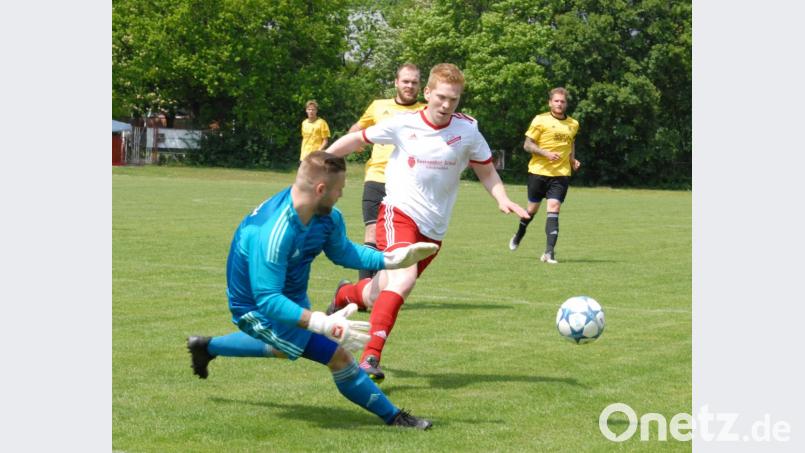 Der VfB Thanhausen hat durch die 0:2-Niederlage gegen den TSV Theuern den Aufstieg in die Kreisklasse verpasst. Hier taucht der Thanhausener Angreifer Dominik Göhl vor TSV-Torwart Daniel Steinbach auf. Bild: gb