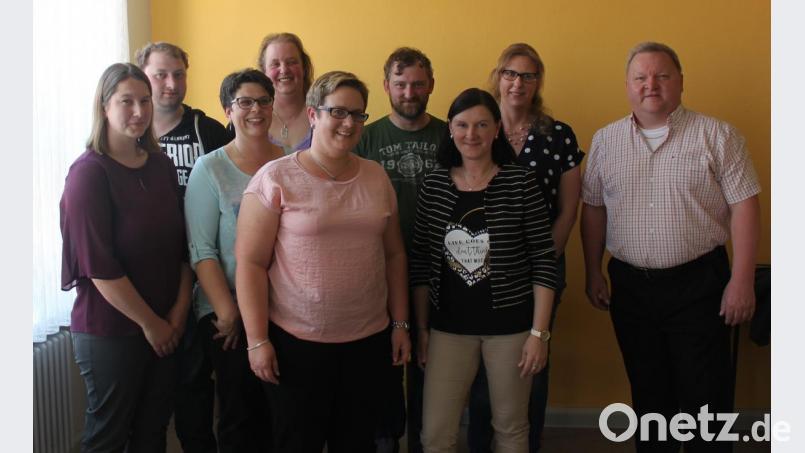Michaela Jung (Fünfte von links) ist neue Vorsitzende des Jugendheimvereins mit der neuen Vorstandschaft aus (von links) Heike Wolf, Christian Pentner, Karin Helgert, Sandra Kraus, Jung, Markus Pentner, Birgit Gruber, Sonja Lukas und Werner Meier. Bild: jub