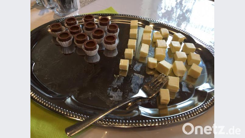 Die Butterstückchen brauchten die Gäste fürs Honigbrot. Wer wollte, konnte Honig aber auch in Pralinenform genießen. Künftig soll es dann auch Honig von der Blühwiese geben. Die Bienen sind schon dort. Bild: Unger, Heike